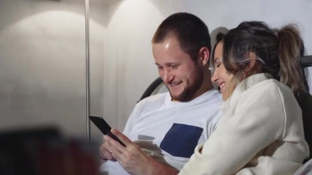 Jeune Couple Marié Utilisant Leur Téléphone Portable Tout Étant Couché — Video