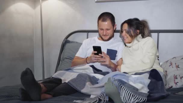 Ευτυχισμένο Νεαρό Ζευγάρι Χρησιμοποιούν Smartphone Στο Κρεβάτι Νύχτα Μοιράζονται Την — Αρχείο Βίντεο