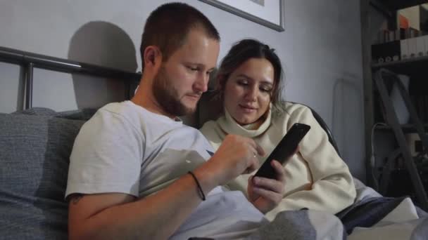 Mann Und Frau Mit Smartphone Lachend Hause Bett — Stockvideo