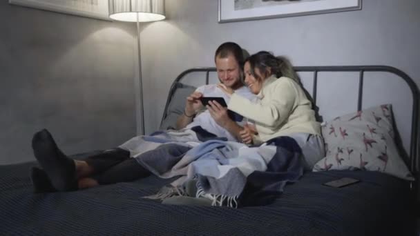 Güzel Genç Bir Çift Yatakta Yatıyor Adam Telefonuyla Oynuyor Kız — Stok video