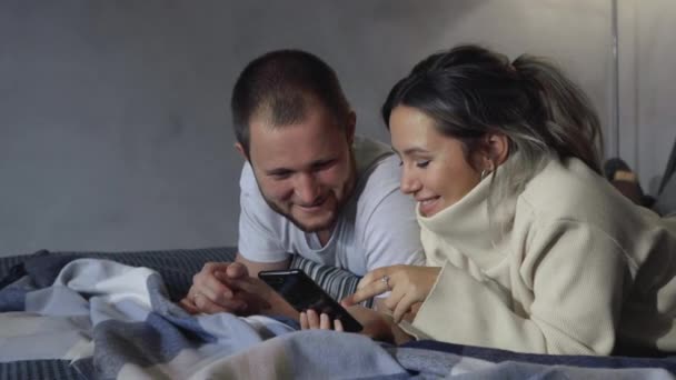 Pareja Acostada Cama Con Teléfonos Móviles Las Manos — Vídeo de stock