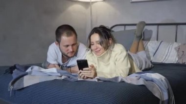 Akıllı telefondan ortak fotoğraflar izleyen çift