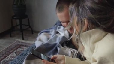 Hoş bir çift pijamalarıyla yatakta yatıyor. İkisi de akıllı telefon kullanıyor. Yakışıklı sakallı adam karısının telefonuna bakıyor ve ondan uzaklaşıyor. Sorunlar, çatışma durumu, sosyal ağlar.