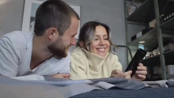 Feliz Joven Pareja Despertando Mañana Cuando Suena Alarma Del Teléfono — Vídeos de Stock