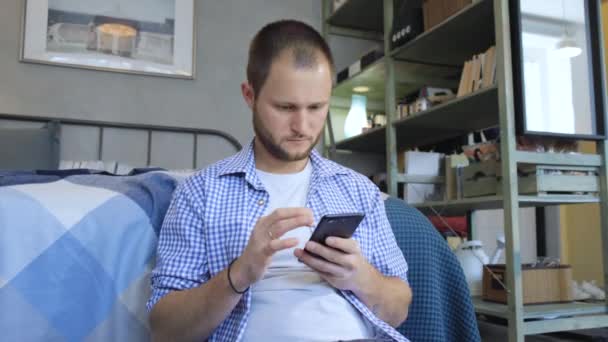 Homme Assoit Sur Sol Dans Chambre Utilise Smartphone Technologie Moderne — Video