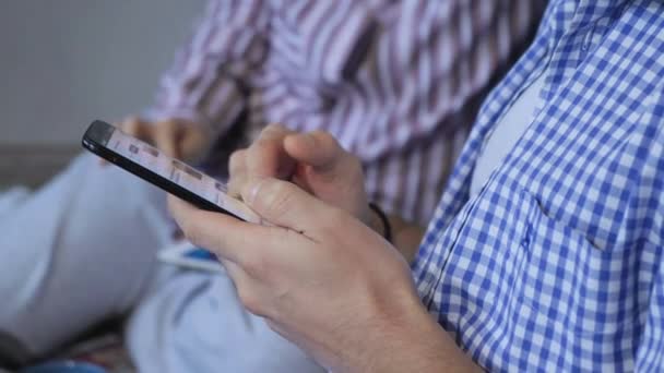 Gros Plan Homme Utilisant Téléphone Intelligent Mobile Vérifie Les Emails — Video