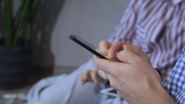 Close Finger Scrollen Berührenden Smartphone Bildschirm — Stockvideo