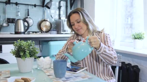 Femme Verse Thé Une Théière Dans Une Tasse Mains Femme — Video