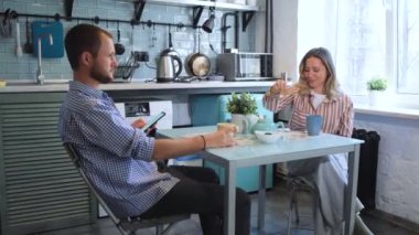 Modern Mutfakta Kahvaltı Yapan Genç Bir Çift. Çay fincanı. Sabah kahvaltısı. Mutlu Eş ve Koca. Romantik.