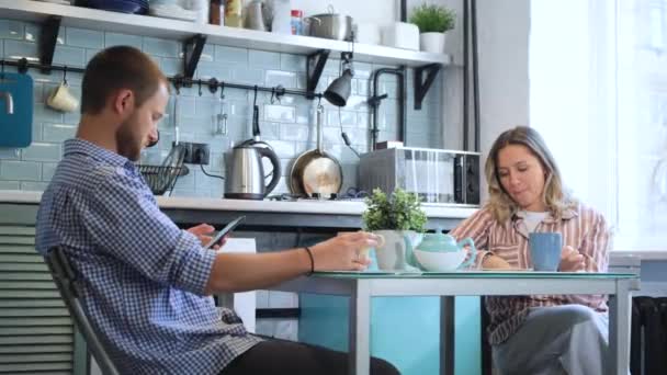 Linda Pareja Joven Bebiendo Café Cocina Tienen Buen Humor Esta — Vídeo de stock