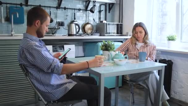 Pareja Joven Desayunar Cocina Moderna Taza Desayuno Por Mañana Esposa — Vídeo de stock