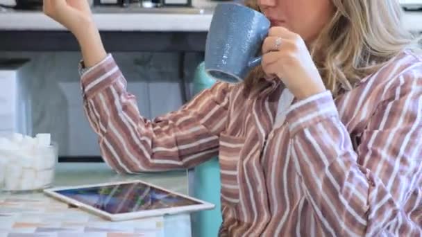 Κοντινό Πλάνο Του Κοριτσιού Που Τρώει Μπισκότο Και Απολαμβάνει Γεύση — Αρχείο Βίντεο
