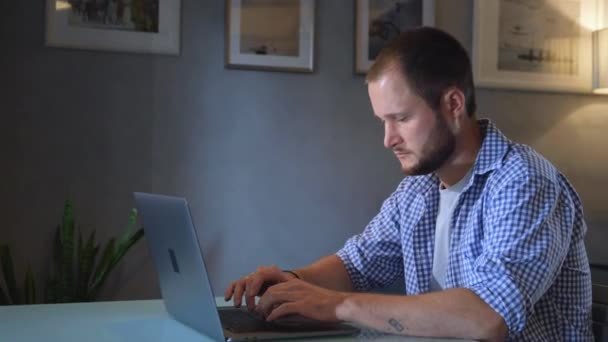 Hipster Barbu Travaillant Dans Processus Création Projet Démarrage Dans Espace — Video