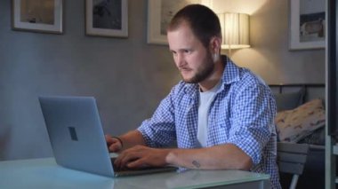 Yoğunlaştırılmış ciddi iş adamı, sorun çözümünün dizüstü bilgisayarda çalıştığını düşünüyor. Düşünceli erkek programcı pazar analisti veya yazılım geliştiricisi iş yerinde bilgisayar kullanarak risk almayı düşünüyor.