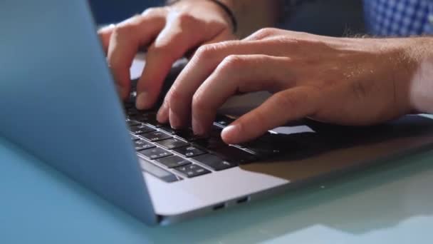 Hipster Sitter Med Laptop Och Arbetar Loft Mannen Bär Glasögon — Stockvideo