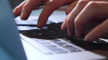 Klavye 4K 'de aşırı yakın plan insan eli. İşadamı elleri dizüstü bilgisayar klavye işine 4K Eller bulut veri sosyal medya, iş kadını tablet bilgisayarda çalışıyor
