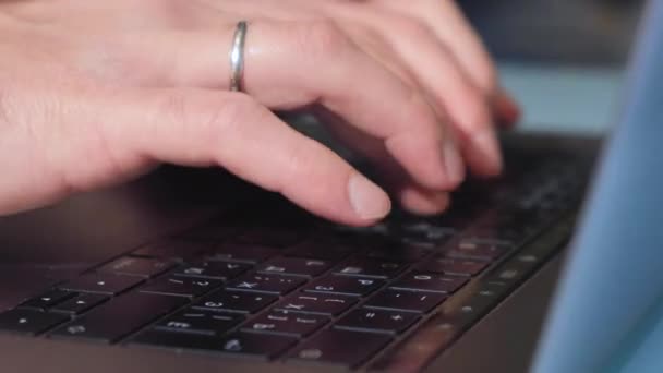 Extreme Close Mensenhanden Toetsenbord Zakenman Handen Type Laptop Toetsenbord Bedrijf — Stockvideo