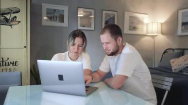 Çift ya da Ortaklar Gündüz Bilgisayar ve Laptop 'ta İçişleri Bakanlığı' nda çalışıyor. Video Editörü, Blogcular ya da Serbest Çalışanlar Uzaktan Çalışma Odası. Aile veya eşler birlikte çalışır. 4K Geniş Sabit Çekim