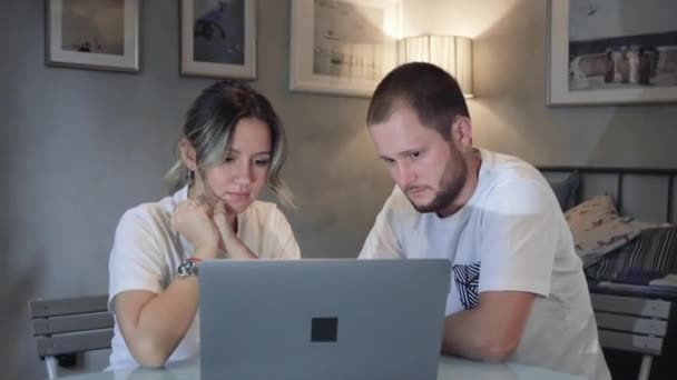 Famiglia Che Lavora Dalla Quarantena Marito Porta Caffè Alla Moglie — Video Stock