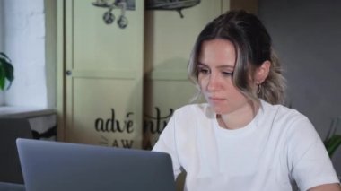 Evdeki üzgün genç kız, defter üzerinde çalışıyor, çalışıyor. İnternetteki kadın öğretmen kulaklık takıyor. Bilgisayarda konferans veriyor. Öğrenciyle web kamerası görüntülü konuşma sohbet kursu ile iletişim kuruyor. 