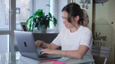 Milenyum kadını evde bilgisayarla görüntülü konuşma yapıyor. Bilgisayarda web kamerasıyla iletişim kuran genç bayan öğretmen iş görüşmesi yapıyor. Uzaklık telgrafı.