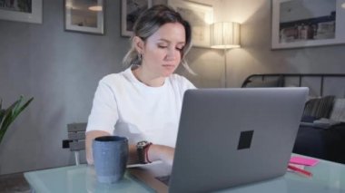 Ciddi kız öğrenci internet öğretmeniyle kulaklık çalışması yapıyor. Dil konuşmayı öğreniyor. Laptop 'a bakıyor.