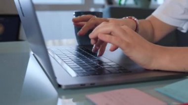 Klavyeye tıkladığında ve fare ile bir bilgisayar programını yönetirken kadın video editörünün ellerini kapatın. Dar bir süre için düzenleme ve ev ofisindeki istemci üzerinde çalışıyor.