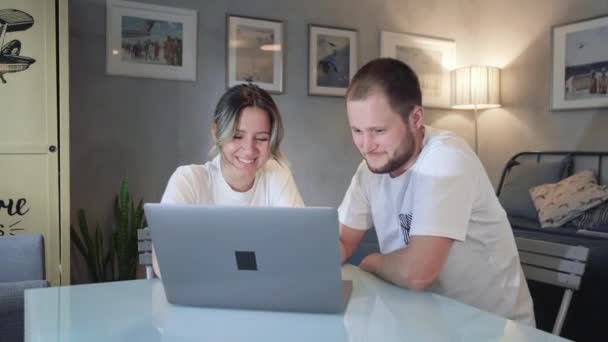 Casal Jovem Grave Segurando Papéis Pagar Contas Domésticas Line Laptop — Vídeo de Stock