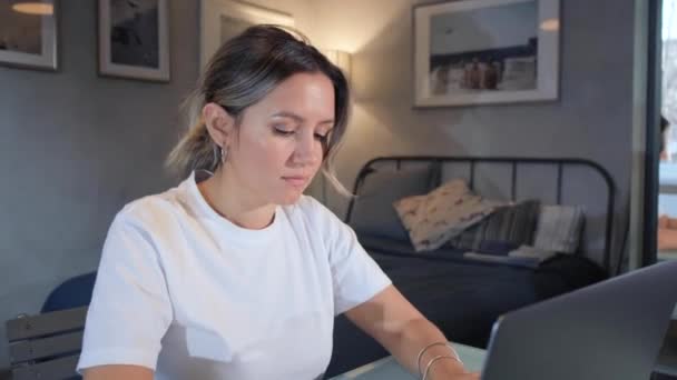 Mujer Sonriente Está Trabajando Desde Casa Ordenador Sin Salir Casa — Vídeo de stock