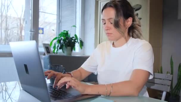 Atractiva Joven Mujer Negocios Sonriendo Trabajando Ordenador Portátil Mientras Sienta — Vídeos de Stock