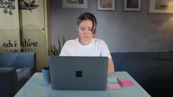 Gericht Vrouw Afstand Leraar Online Leraar Dragen Hoofdtelefoon Conferencing Laptop — Stockvideo