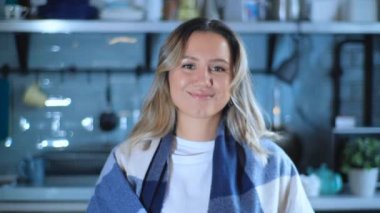 Güzel, kendine güvenen genç, güzel bir kadın. Ofiste yalnız poz veren kameraya bakıyor. Mutlu milenyum öğrencisi profesyonel bir öğrenci.