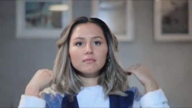 Şaşırmış karışık ırk kadınının portresi. Heyecan verici gülümseme, eğlenme.