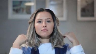 Şaşırmış karışık ırk kadınının portresi. Heyecan verici gülümseme, eğlenme.