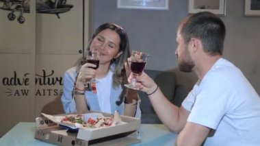 Güzel bir ırklar arası çift hafta sonu öğle yemeği yiyor, pijama giyiyorlar, pizza yiyorlar, birlikte vakit geçiriyorlar - eğlence amaçlı takip konsepti 4K