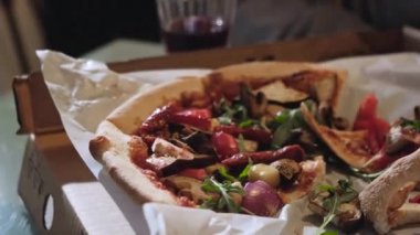 Spatula ile salamlı pizza dilimi almak. Sıcak erimiş peynir esniyor, yakın plan. Fast food konsepti.