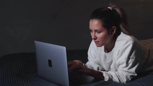 Uma Mulher Loira Sorridente Deitada Cama Frente Laptop — Vídeo de Stock