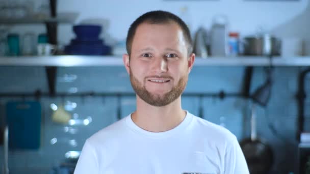 Retrato Cámara Lenta Del Guapo Chico Deportivo Casa Sonriendo Mirando — Vídeos de Stock