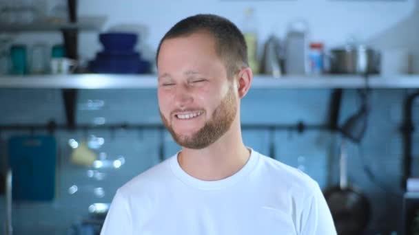 Retrato Cara Feliz Bonito Sorrindo Olhando Para Câmera Casa — Vídeo de Stock