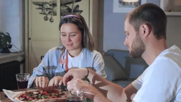 Beskuren Utsikt Över Ett Par Man Och Kvinna Äter Pizza — Stockvideo