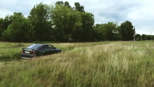 Vista Aérea Coche Blanco Moderno Que Conduce Una Carretera Rural — Vídeo de stock