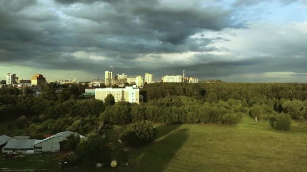 Luchtfoto Van Summer Forest City Uitzicht Vanaf Hoogte Van Gebouwen — Stockvideo