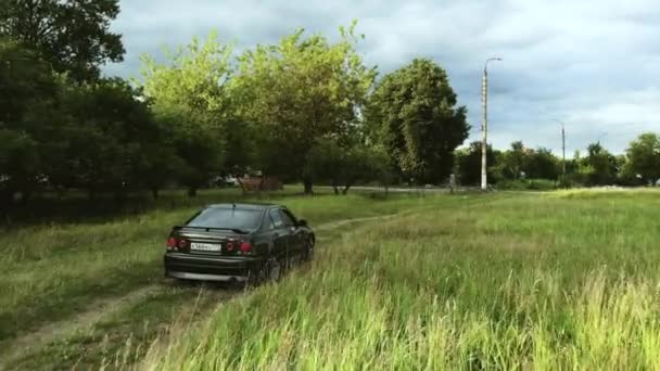 Veículo Utilitário Esportivo Dirige Aldeia Horizonte Aéreo — Vídeo de Stock