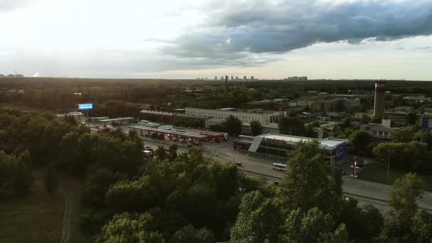 Flygfoto Platt Motorväg Till Horisonten Och Tankning Bland Jordbruksfälten Top — Stockvideo