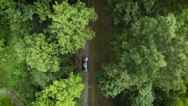 Top View Drone Volgt Zwarte Auto Rijden Langs Snelweg Bewolkt — Stockvideo