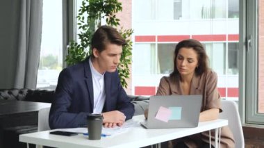 Modern start ofis kadın takım lideri ekran yavaş hareket işaret yaratıcı iş ekibi toplantısı.