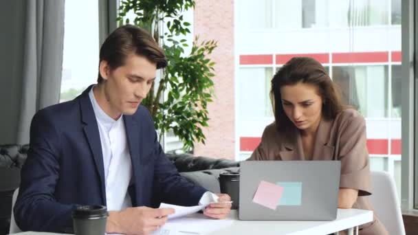 男人和女人都在舒适的现代化办公室里工作 有笔记本电脑 工作过程 有信心的女企业经营者在会议上与男性客户交谈 — 图库视频影像
