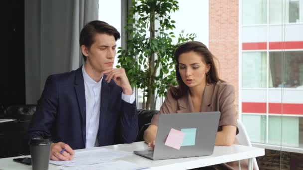 Feliz Hombre Negocios Caucásico Mujer Negocios Que Trabajan Hasta Tarde — Vídeos de Stock