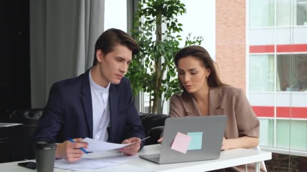 Uomo Donna Lavorano Comodo Ufficio Moderno Con Laptop Processo Lavoro — Video Stock