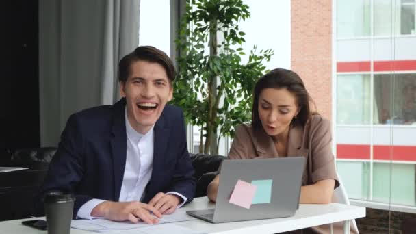 Feliz Sonriente Hombre Mujer Descansando Después Del Trabajo Oficina Moderna — Vídeos de Stock